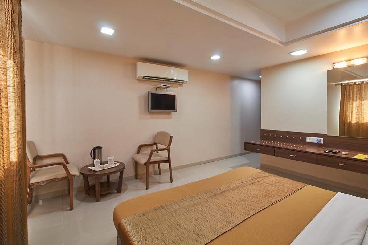 ראג'קוט Hotel Classique מראה חיצוני תמונה