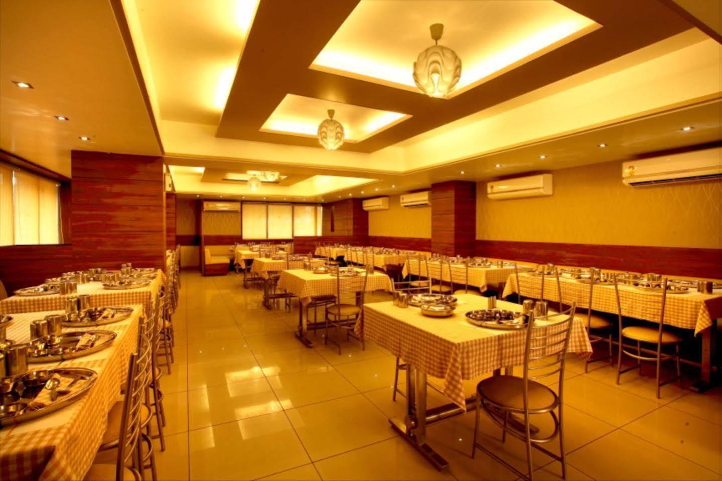 ראג'קוט Hotel Classique מראה חיצוני תמונה
