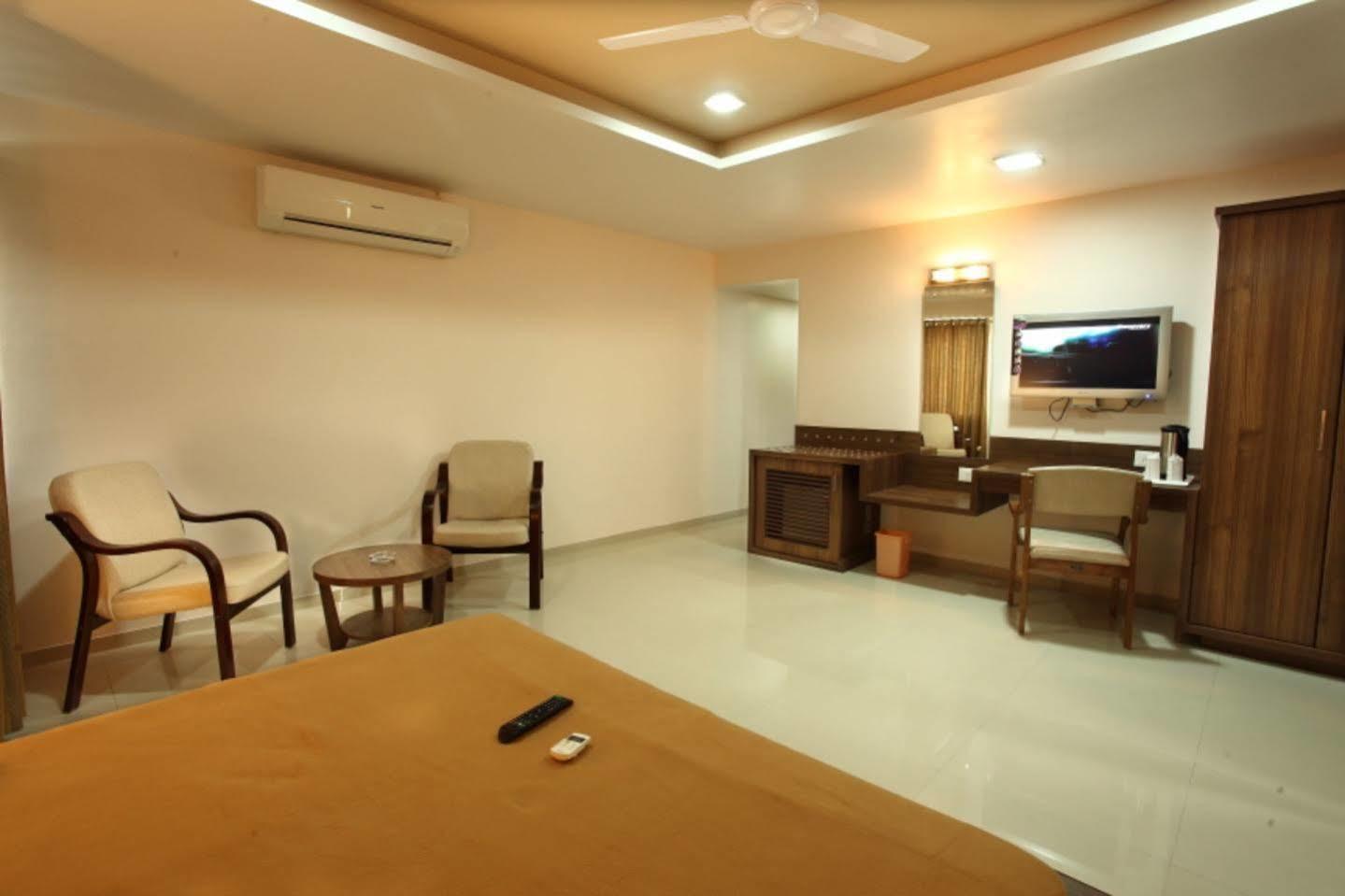 ראג'קוט Hotel Classique מראה חיצוני תמונה